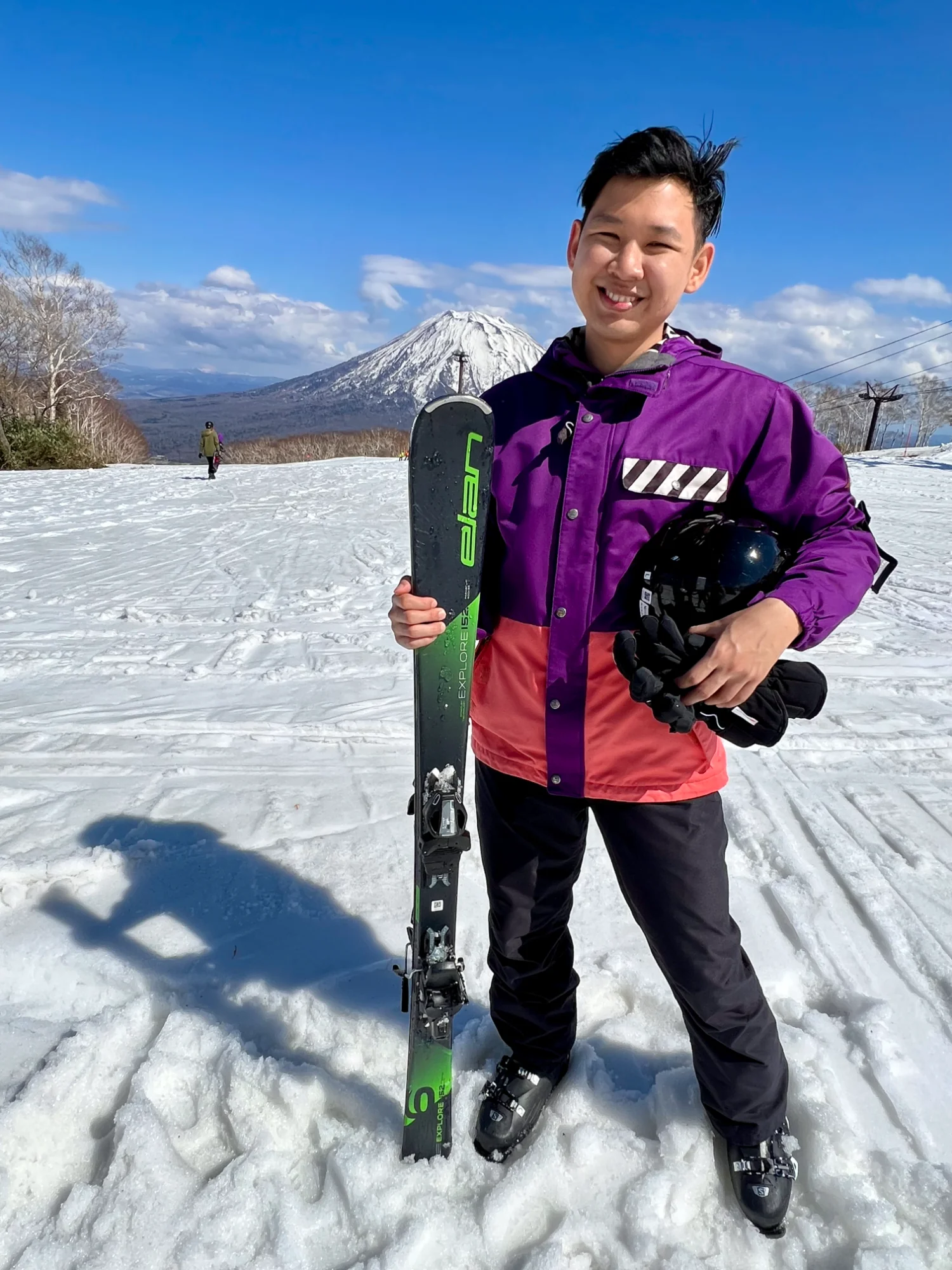 Skiing with mountain